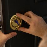 Dettaglio di una nuova serratura in una porta blindata